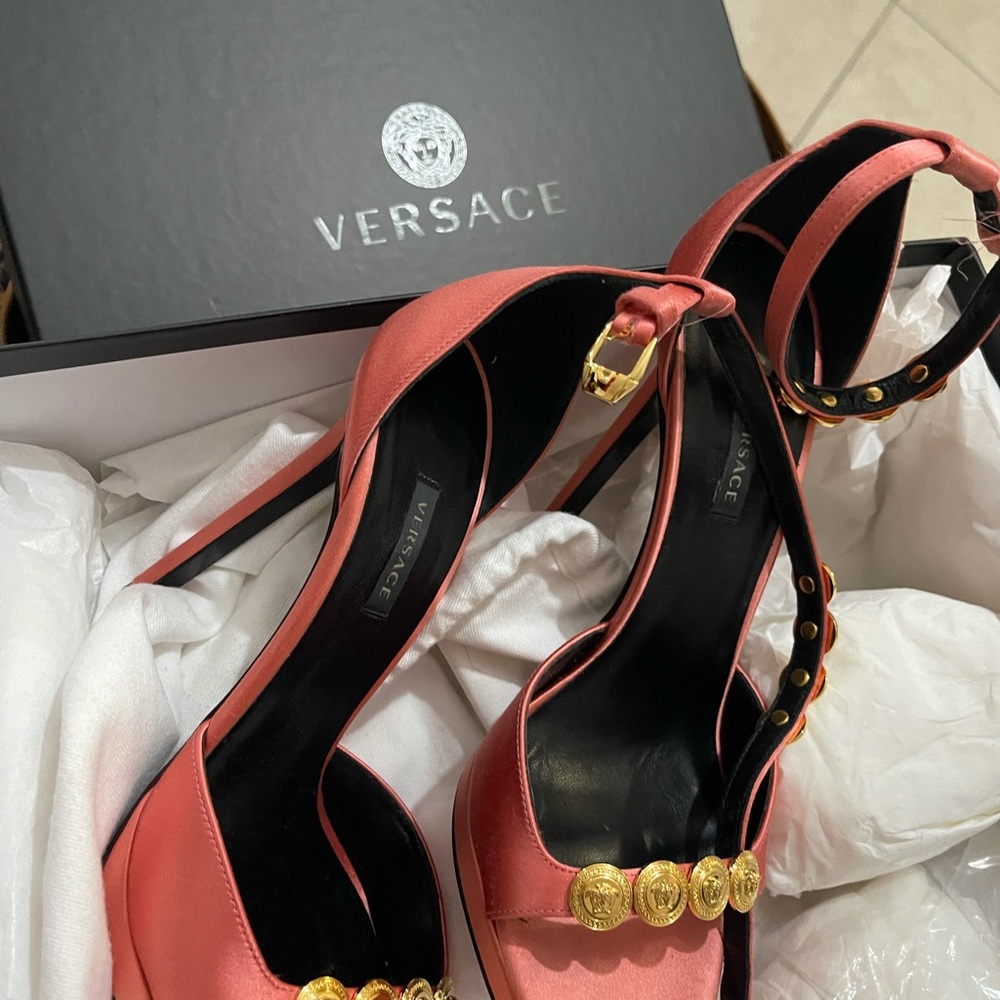 Versace - Picture 2 of 3